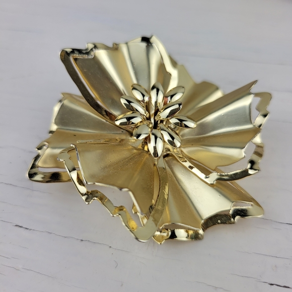 Vintage 1960s Brooch Gold Tone Metal Flower - Picture 8 of 15